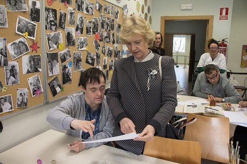 La Defensora del Pueblo visita el Centro Integral de Atención a la Discapacidad de Envera