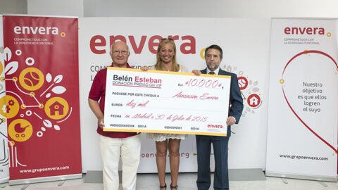 Belén Esteban junto al presidente y al director general de envera