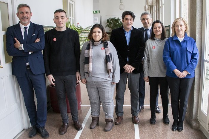 David Pérez, Concepción Dancausa, Jorge Urrecho y José María García, de la consejería de Vivienda, con alumnos de Envera
