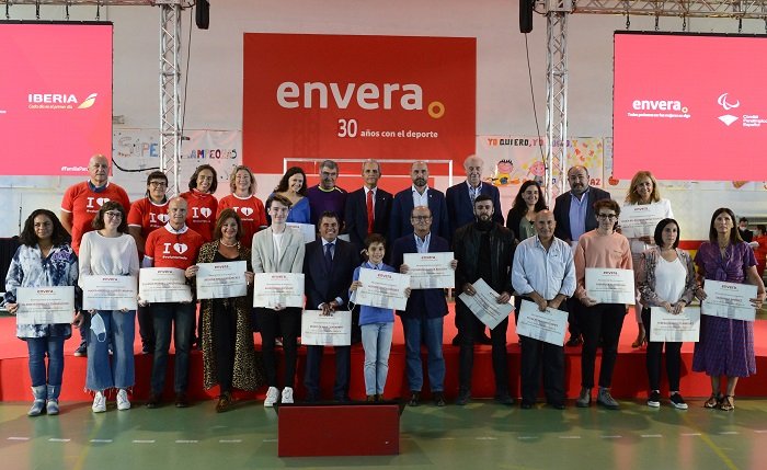 Vicente del Bosque, el viceconsejero de Política Social de la Comunidad de Madrid y el alcalde de Colmenar Viejo reconocen la labor de los voluntarios