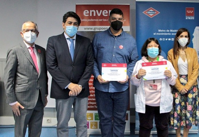 La Comunidad de Madrid entrega sus diplomas a las primeras personas con discapacidad intelectual de Envera que han acabado sus prácticas en Metro