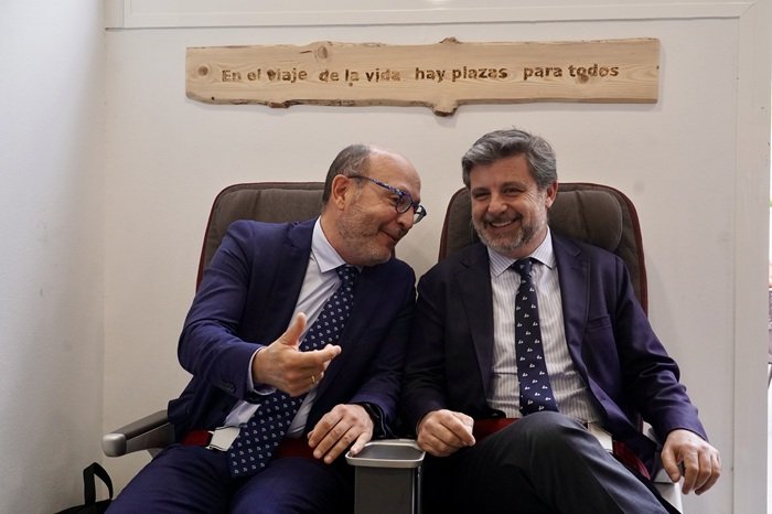 José Fernández y Juan Peña (Ayuntamiento de Madrid) sentados en las butacas de avión en Envera Gastro