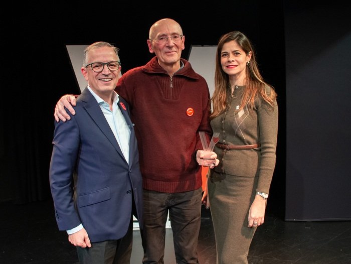 Bernardo Cruza, en el centro, junto a Isabel Álvarez, concejal de Igualdad de Colmenar Viejo, y Enrique Grande, director general de Envera