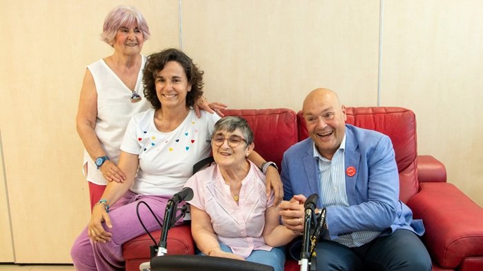 Amparo Ros, residente en Envera, junto a sus familiares y el concejal de Colmenar Viejo, Jesús Fernández