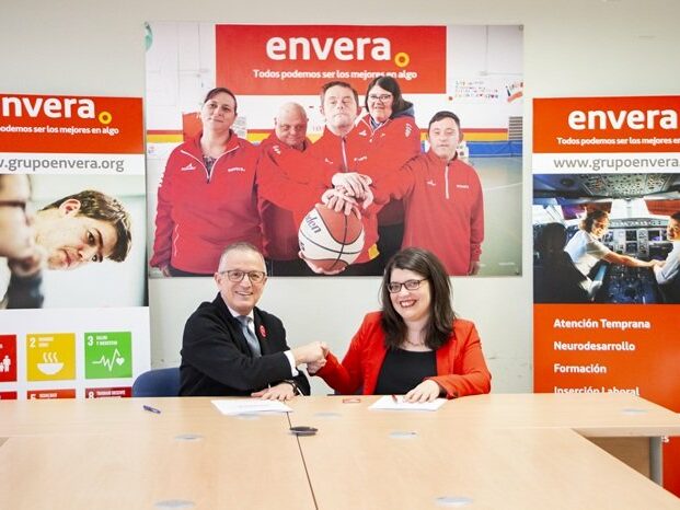 Claudia Tecglen, presidenta de la Fundación que lleva su nombre, y Enrique Grande, director general de Envera