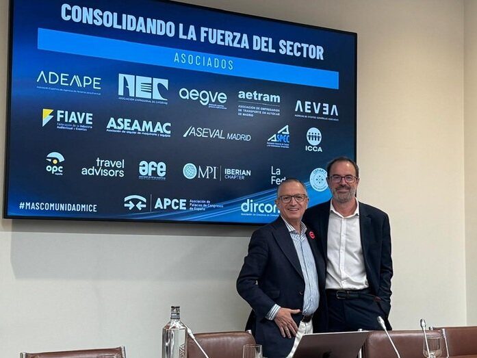 Enrique Grande, director general de Envera (izq) y Luis Gandiaga, presidente de Foro MICE, en la sede de la CEOE